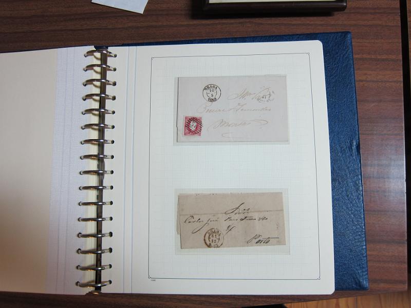 0019 (36).JPG -     Lote:    19      Marcofilia      Lotes Especiais       Descrição:         Portugal. Colecção especializada de carimbos de duplo círculo, tipo 1852, montada em 4 álbuns Lindner, com selos de diversas emissões e cartas, com estudo minucioso de cada marca. Lote a ver.         Lote       Valor Base:     &euro; 2.500,00     Valor Venda:     Retirado     